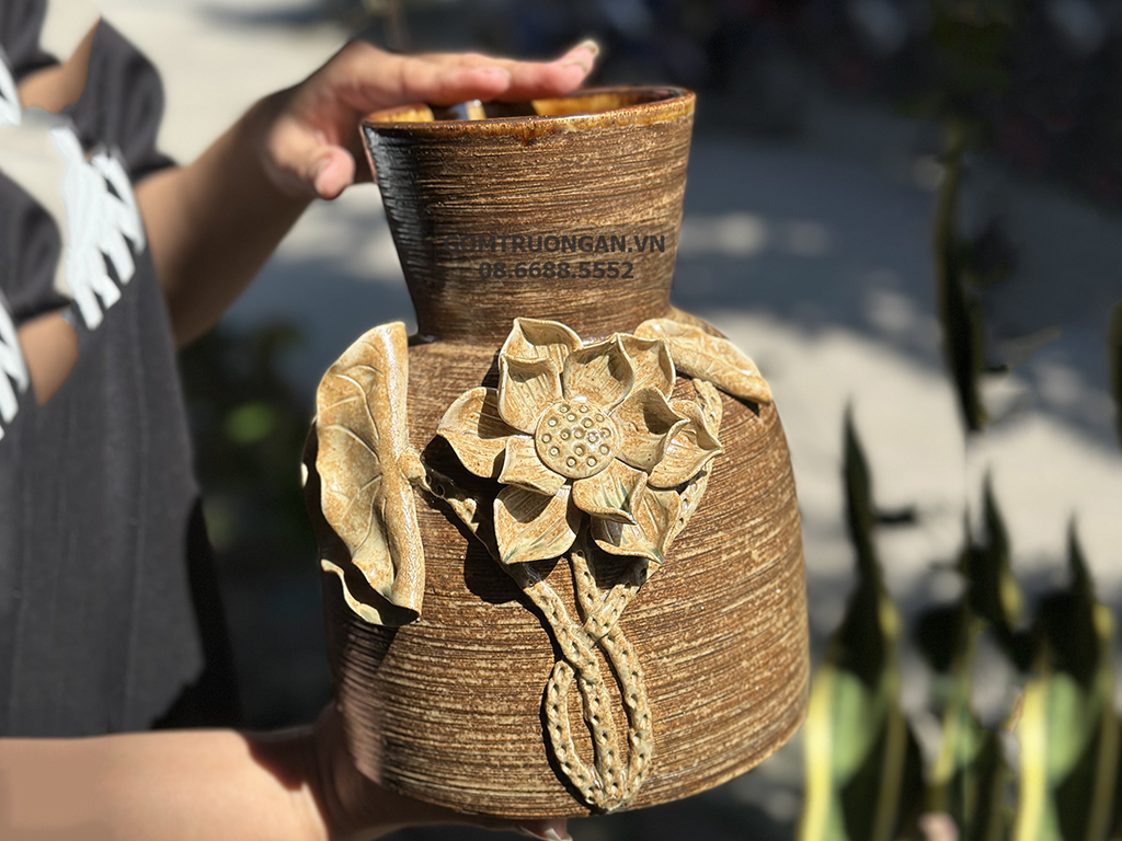 Lọ dáng đầm đắp nổi hoa sen gốm mộc sang trọng, tinh tế 1